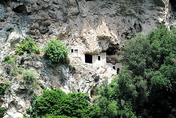 52. Le grotte di s. Benedetto a s. Cosimato nel 2011 (Scialanca).