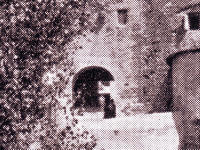 29. Particolare della foto 25: la porta del castello.