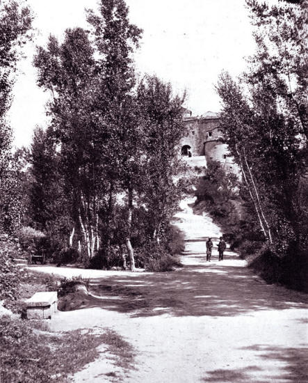 San Polo dei Cavalieri nel 1906. La porta (foto Moscioni)