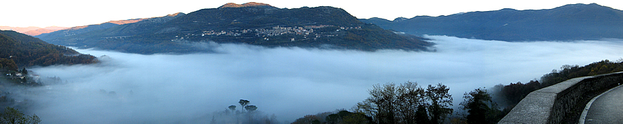 18. La Valle piena di nebbia. Dall'altra parte, il paese di Roviano.