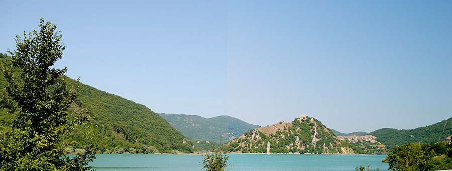 18. Il lago del Turano. Sullo sfondo, a destra, Castel di Tora.