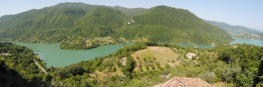 19. Il lago del Turano visto da Ascrea.