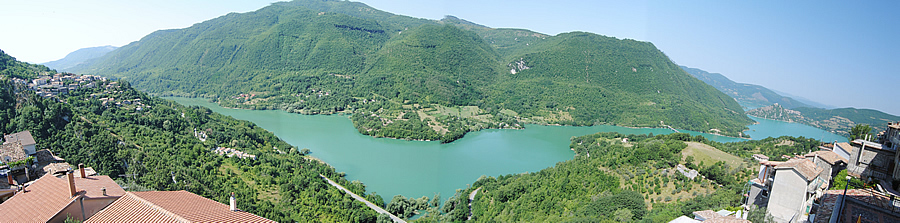 20. Il lago del Turano visto da Ascrea. A sinistra, Paganico.