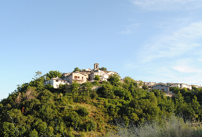 Clicca qui per fare una bellissima (anche se virtuale) Passeggiata a Montorio in Valle!