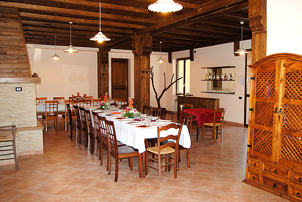 Una parte del grande salone ristorante: fresco e luminoso in estate, caldo e accogliente in inverno intorno al suo camino.