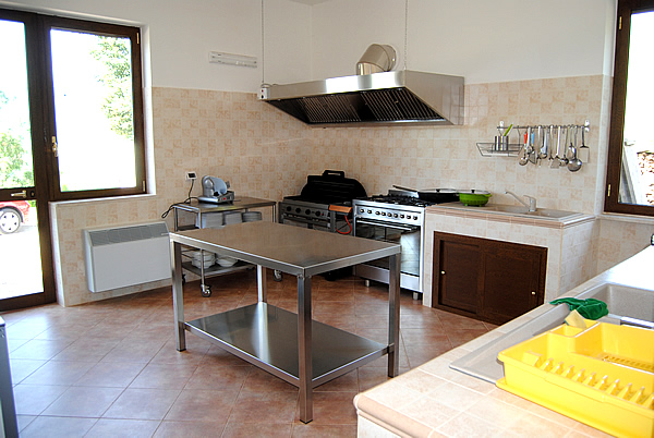 La grande e linda cucina de Le Giare su cui Doria, cuoca straordinaria, regna incontrastata.