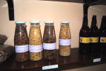 In primo piano i fagioli; a destra, alcune bottiglie dellottima Passata di pomodoro casareccia di Pietro e Doria.