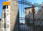 15. Il cancello della Rocca Borghese.