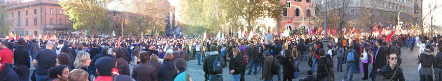 111. Il corteo da via Cavour attraversa piazza Esquilino e svolta in via Liberiana, costeggiando Santa Maria Maggiore, ore 15:36.