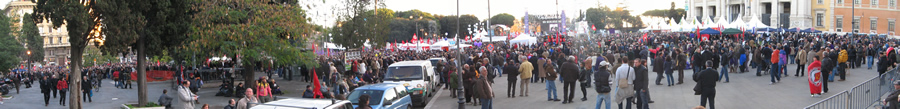 132. Piazza di Porta San Giovanni, ore 16:39: il corteo sta cominciando a entrare in piazza diviso in due tronconi: uno da via Emanuele Filiberto, laltro da piazza di San Giovanni in Laterano.