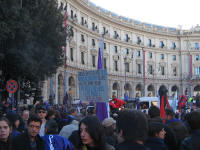 36. Piazza della Repubblica, ore 14:02.