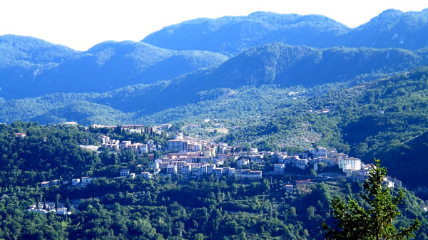 Una bella immagine di Anticoli vista da Roviano ci  stata inviata via mail marted 31 marzo 2009: grazie, Duilio!