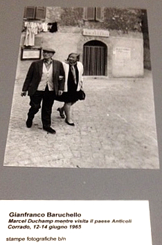 Marcel Duchamp nella piazza detta del Papa (fotografia di Gianfranco Baruchello)