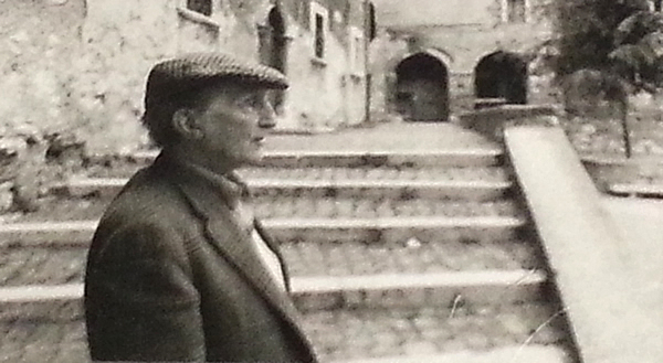 Marcel Duchamp in piazza di Santa Vittoria ad Anticoli Corrado nel giugno del 1965. Fotografia di Gianfranco Baruchello.