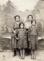 5. La bisnonna di Fulvio, Francesca (moglie di Tobia, a destra) con la sorella Luisetta e davanti la figlie, nonna Maria (a destra) e zia Gina.
