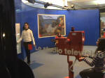 83. In uno studio televisivo.