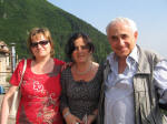 24. ...Stefania, Laura e il Prof, concludono degnamente la Grande Abbuffata Didattica 2007-2008.