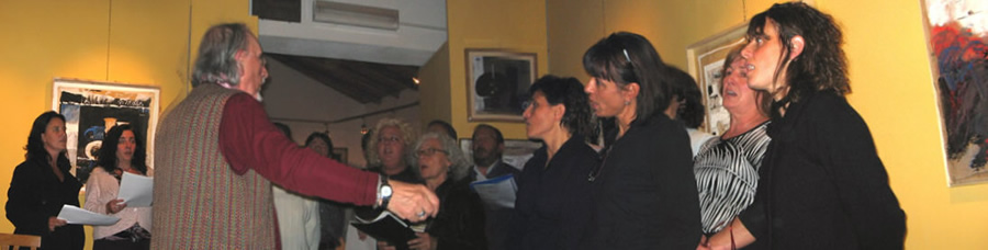 Il professor Giulio Sforza dirige il Coro dellassociazione culturale Vivarium.