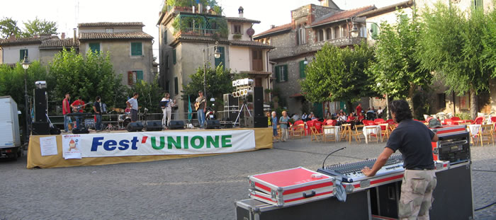 32. Secondo giorno della Festa dell'Unione 2007 ad Anticoli Corrado. I musicisti provano sul palco.