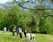 24. Intanto il prato della chiesetta di San Nicola, in dolce discesa verso il bosco e il bel panorama della Valle, si riempie dei classici "grandi e piccini".