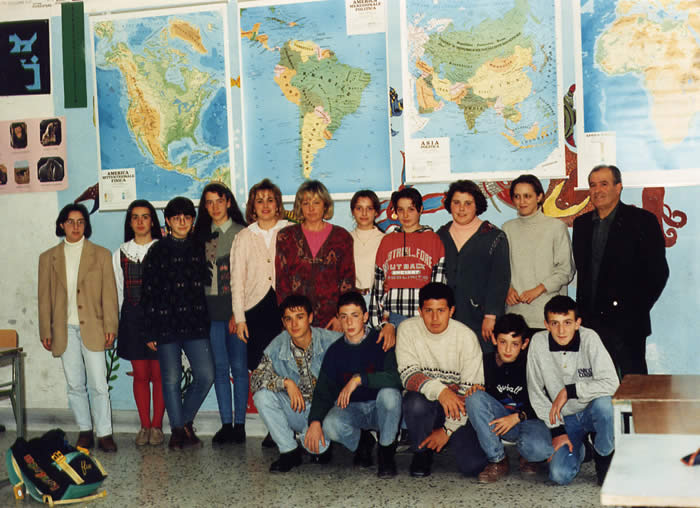 La classe degli anni dal 1991 al 1994 on la prof.sa Bruna Santini, la prof.sa Molinaro (Matematica e Scienze) e il bidello Ilario Battisti.