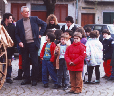 Il signor Falconi, il signor Fabbi e alcuni fan del Gruppo Folkloristico agli inizi degli anni '80 (particolare della foto 14).