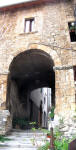 10. Rosciolo: altra porta sul lato orientale del paese, prospicente il monte Velino.