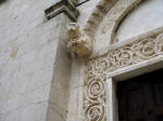 6. Rosciolo: La chiesa di s. Maria delle Grazie. Un particolare del portale destro, di stile romanico, risalente alla prima met del secolo XIII.