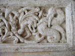 8. Rosciolo: draghi e girali vegetali nel portale destro della chiesa di s. Maria delle Grazie.