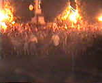 54. Una sfilata di donne circonda i Pupazzi.
