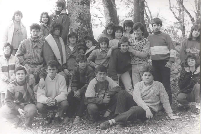 Anno scolastico 1986-1987. Tutta la classe nel boschetto.
