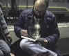 2. L'artista, al lavoro ovunque: il prof. Eclario Barone in attesa del treno.