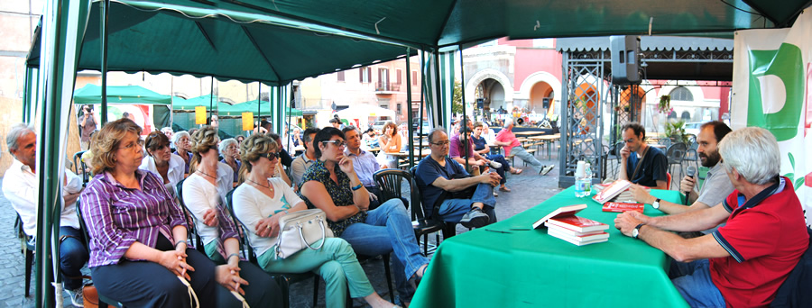 13 luglio 2012. Matteo Orfini, responsabile della Cultura per il Partito democratico, presenta "Diversamente ricchi", di Carlo Patrignani, alla Festa dell'Unit di Campagnano di Roma. Alla sua sinistra, Carlo Patrignani.