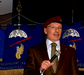 Il paracadutista in pensione signor Antonino Torre, delegato alla memoria di Roma alla faccia di Roma.