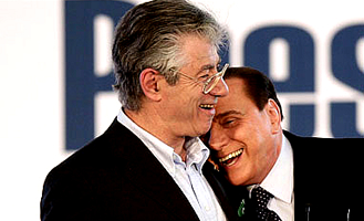 Per la serie "Cos poco?! Che sollievo, temevo molto di pi!": Umberto Bossi e Silvio Berlusconi.