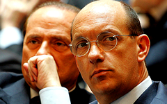 Per la serie "Facce di bronzo": il Follini quando la vicinanza del Berlusconi gli arricciolava le code degli occhi come a una Minetti qualsiasi.