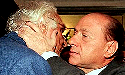 Per la serie "Baci che portano bene": il Pannella e il Berlusconi nel 2005.