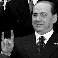 Berlusconi e Radames? La differenza di stile salta agli occhi.