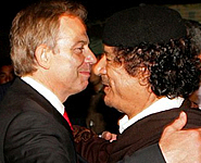 Per la serie "Gli manca Hitler, ma prima o poi andr a trovarlo": il Blair con alcuni di quelli con cui ha brindato contro l'Umanit