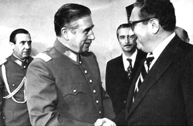 Per la serie "Il mio comunista e il mio nazista preferito": Il Kissinger col Napolitano e  il Pinochet.