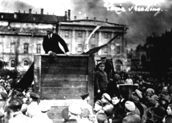 Per la serie "Fatti sparire": a sinistra, Trotzki ai piedi del palco durante un comizio di Lenin; a destra, Trotzki cancellato.