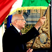 Giorgio Napolitano portatore del tricolore. Secondo il Bossi, portatore di moccichino verde, sarebbe "un somaro".