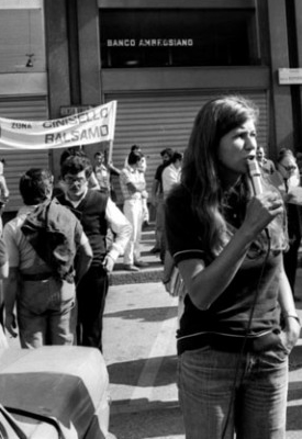 Susanna Camusso, giovane sindacalista, accompagnata dai compagni di lotta.