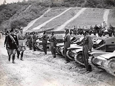 Per la serie "Italici governi tecnici": la tecnologia avanzatissima del governo Monti (a sinistra) e i carri armati di Mussolini (a destra).