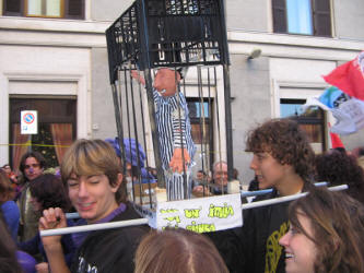 Il Berlusconi in gabbia rester un sogno? S, il governo dei non eletti, del naziliberismo e dell'inciucio sta provvedendo anche a questo. (Manifestazione del Popolo Viola, Roma, 5 dicembre 2009).