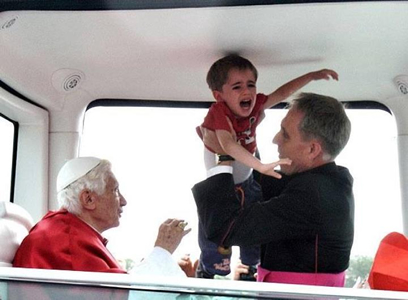 Per la serie "Individui che fanno piangere i Bambini": il Ratzinger e il Gaenswein.