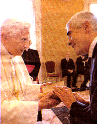 Per la serie "Incontrollabili espressioni e gesti di servilismo": il Casini alla corte del Ratzinger.