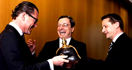 Herr Draghi con lelmo prussiano che gli fu regalato dalla Bild per la sua fama di rigorista. Ora lo rivogliono, pare...