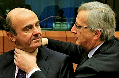 Per la serie "Naziliberisti da operetta": il Juncker mentre cerca di strangolare la Spagna nella persona del suo attuale ministro dell'Economia, Luis de Guindos.
