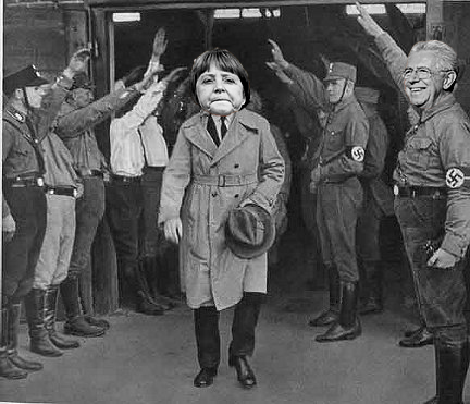 Per la serie "Non c' Hitler senza un Mussolini": la Merkel, salutata dal Monti all'uscita dal Bundestag, non se lo fila de pezza.